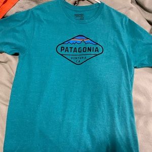 Large Patagonia slim fit shirt. Only worn a few times.